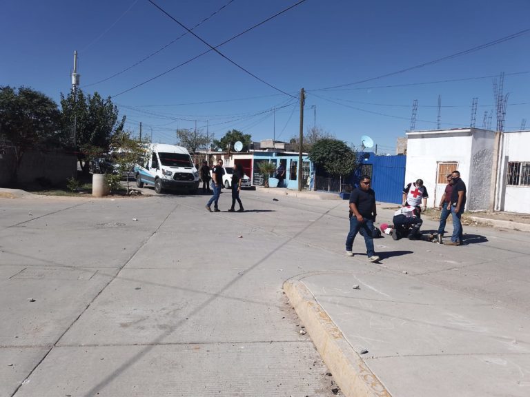 A tiros lo someten policías